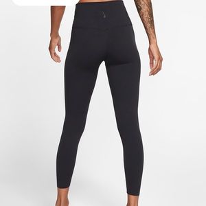 Nike Yoga Luxe leggings Size L